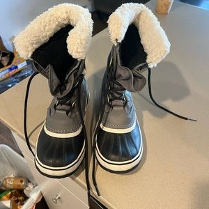 Sorel woman’s snow boots size 6.5